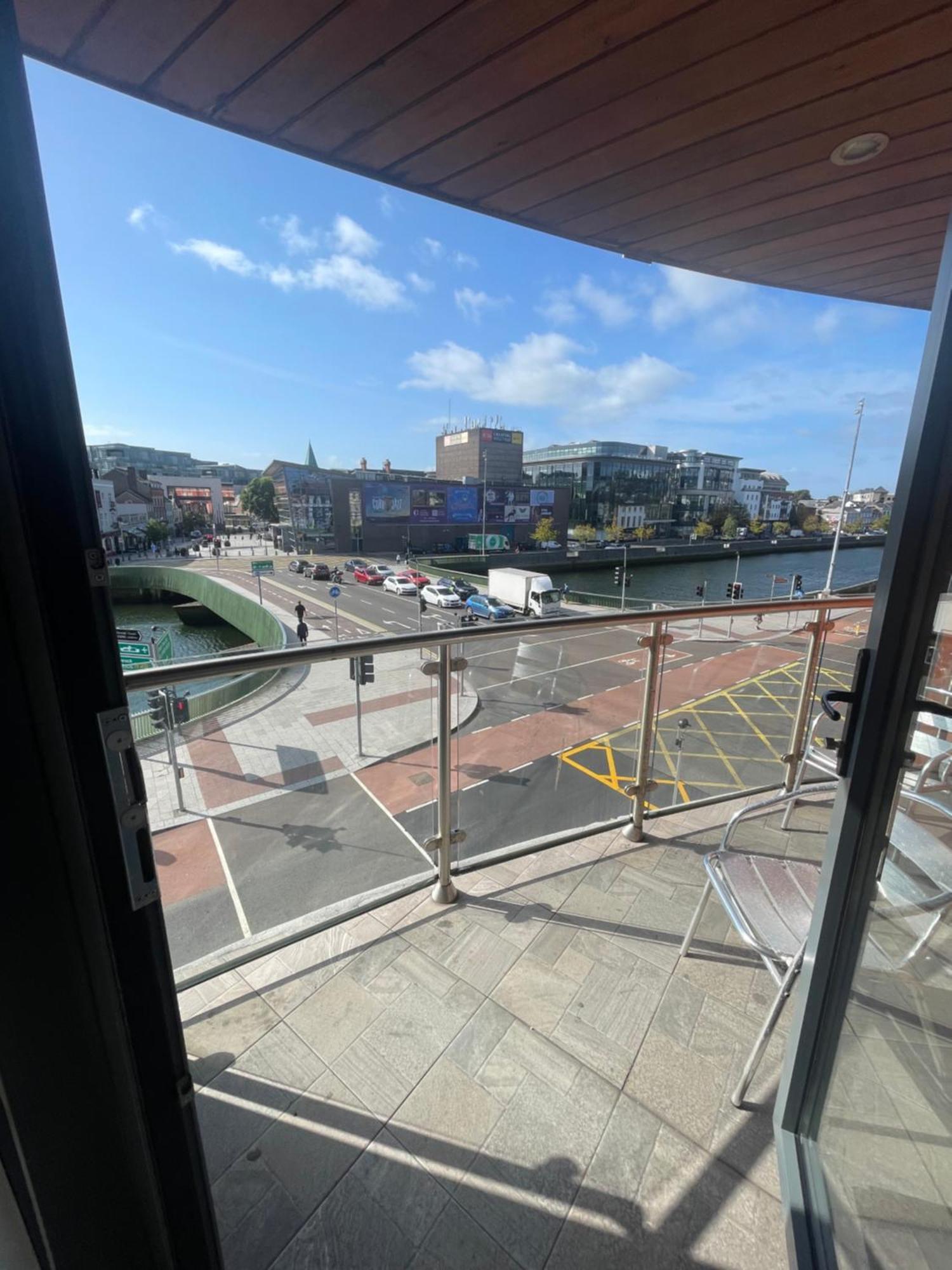 Fabulous And Sunny 2 Bed Apartment, In City Centre Cork Extérieur photo