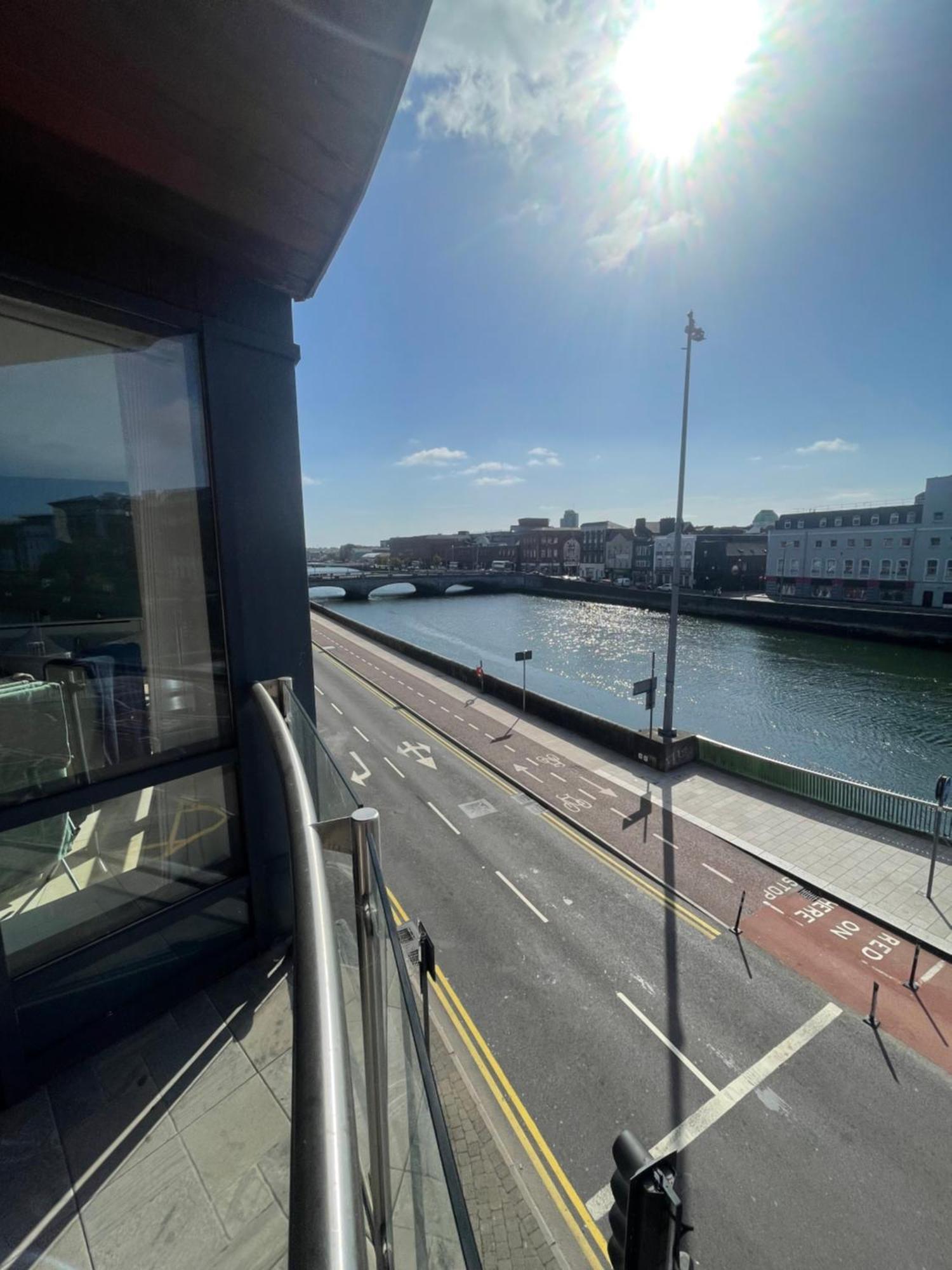 Fabulous And Sunny 2 Bed Apartment, In City Centre Cork Extérieur photo